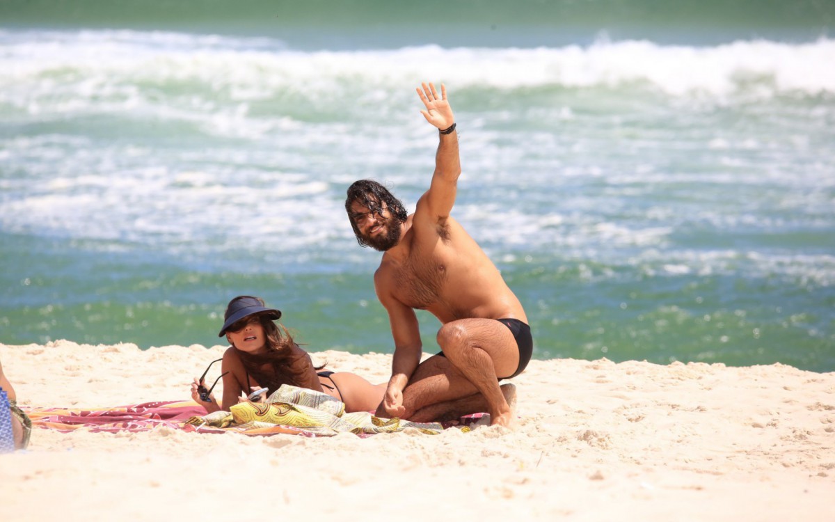 Deborah Secco curte v&eacute;spera de Natal na Praia da Barra da Tijuca, na Zona Oeste do Rio