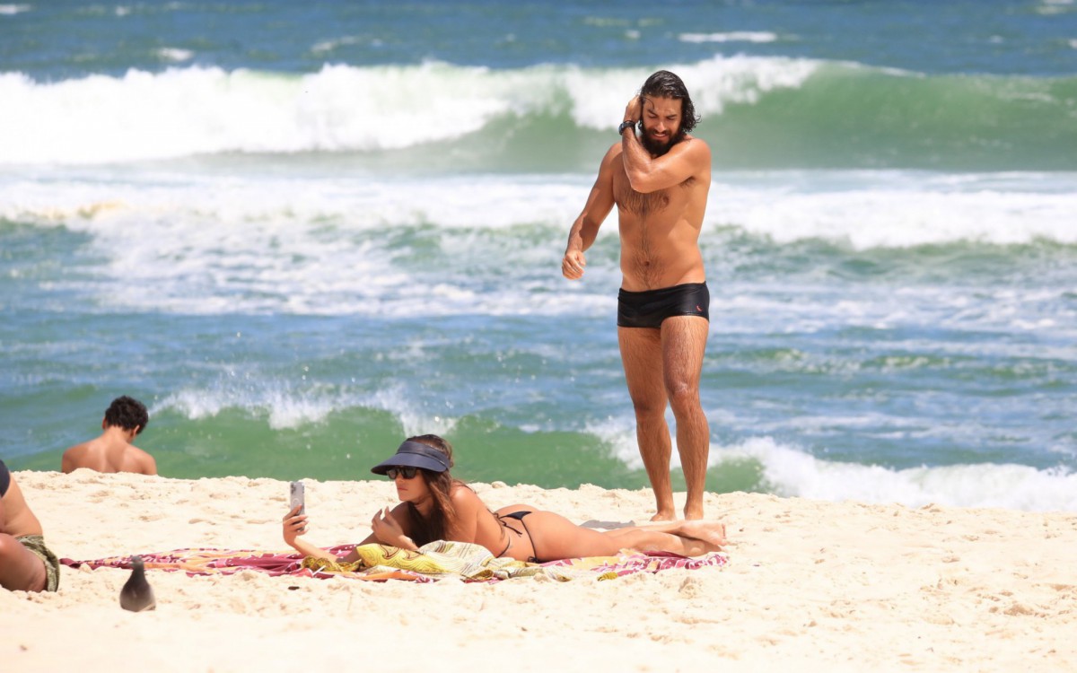 Deborah Secco curte v&eacute;spera de Natal na Praia da Barra da Tijuca, na Zona Oeste do Rio