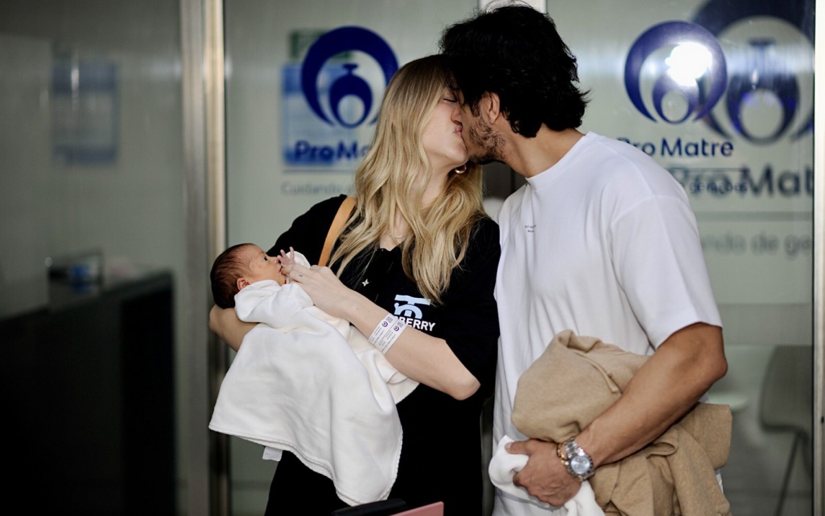  Gabriela Prioli e Thiago Mansur deixaram maternidade com sua filha Ava, em São Paulo - Eduardo Martins / Agnews