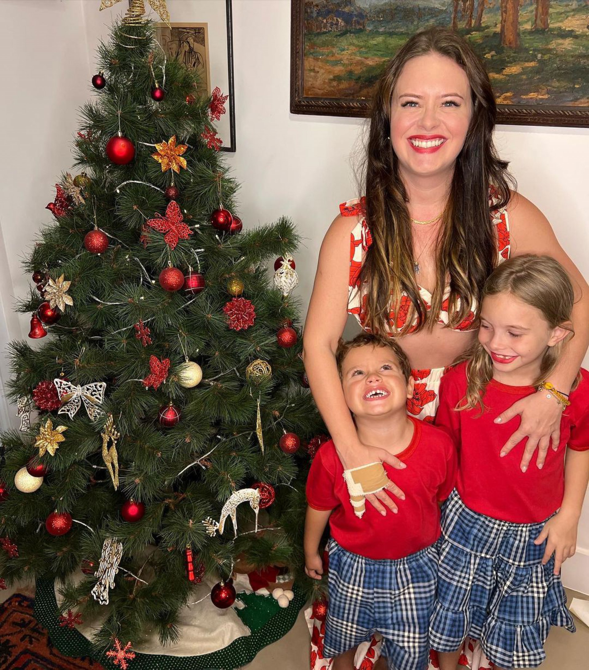 Solteira após separação de Rafael Cardoso, Mariana Bridi celebra o Natal ao lado da mãe, Sônia Bridi, dos filhos, Aurora e Valentim, e do padrasto, Paulo Zero - Reprodução Internet