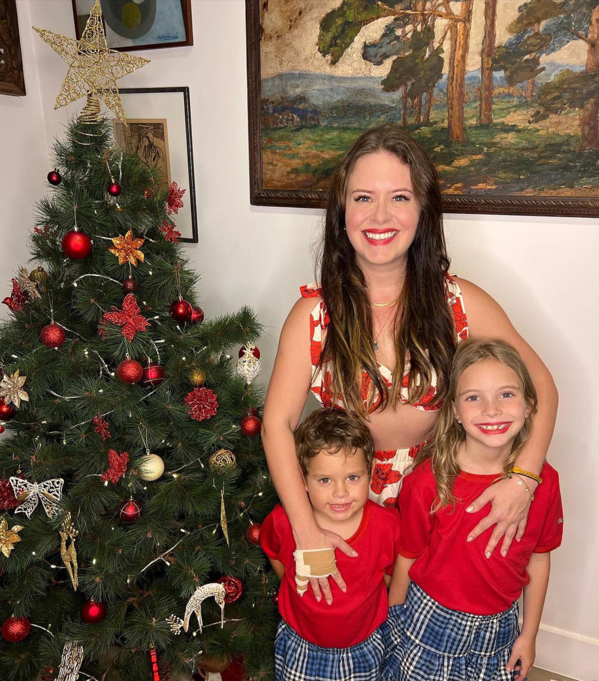 Solteira após separação de Rafael Cardoso, Mariana Bridi celebra o Natal ao lado da mãe, Sônia Bridi, dos filhos, Aurora e Valentim, e do padrasto, Paulo Zero - Reprodução Internet