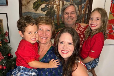 Após fim do casamento com Rafael Cardoso, Mari Bridi passa Natal com os filhos e a mãe