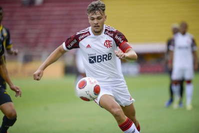 Volta Redonda tenta contratar zagueiro do Flamengo por empréstimo