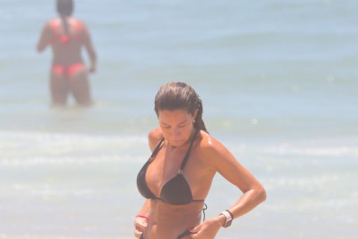 Depois de jogar futevôlei, Bárbara Coelho se refresca no mar