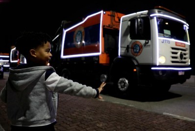 Comlurb faz Parada de Natal com caminhões de coleta iluminados