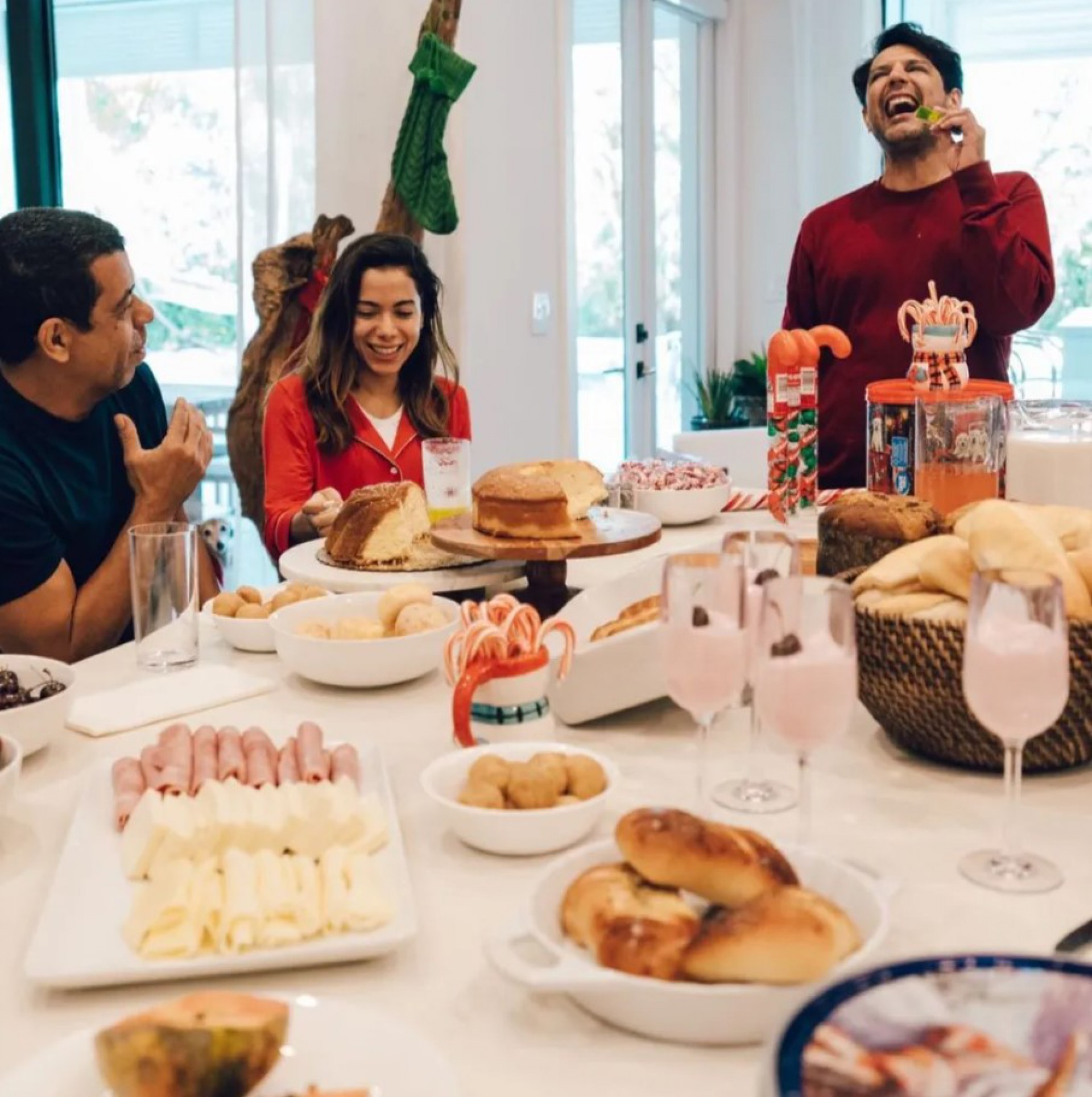 Anitta comemora o Natal com fam&iacute;lia e amigos nos Estados Unidos