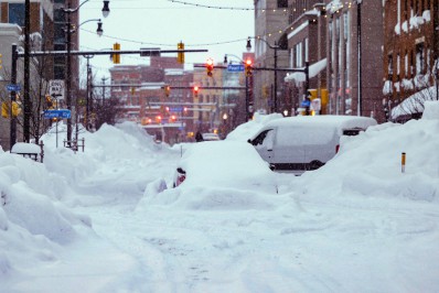 Nevasca deixa saldo de mortes, apagões e voos cancelados no Natal americano