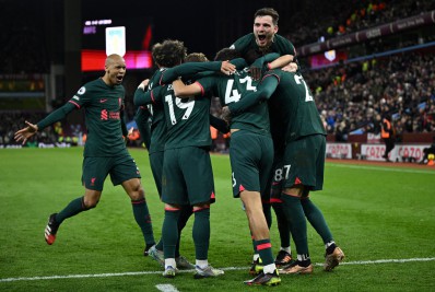 Liverpool sofre, mas derrota Aston Villa fora e reage no Campeonato Inglês