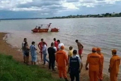 Bombeiros resgatam quinta vítima de família que se afogou em prainha do Tietê