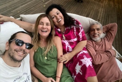 Regina Casé posa com Adriana Esteves e Vladimir Brichta: 'Melhores vizinhos'