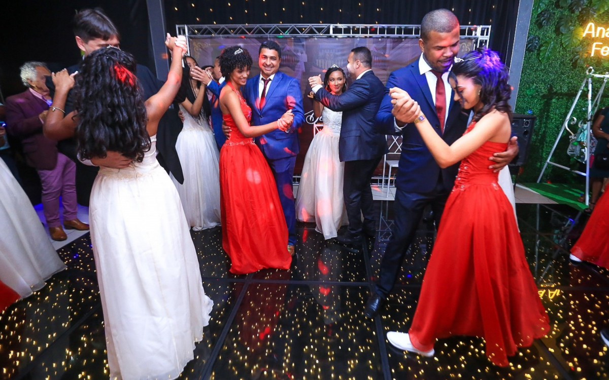 Durante o baile, as debutantes dan&ccedil;aram com os seus respectivos padrinhos