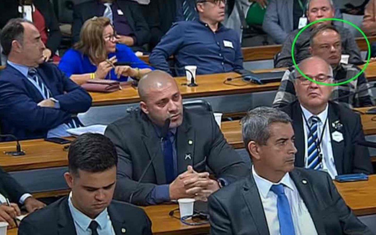 George Washington de Oliveira Sousa, empresário preso por suposta conduta terrorista, aparece de camisa quadriculada em sessão do Senado  - Reprodução: Senado / YouTube