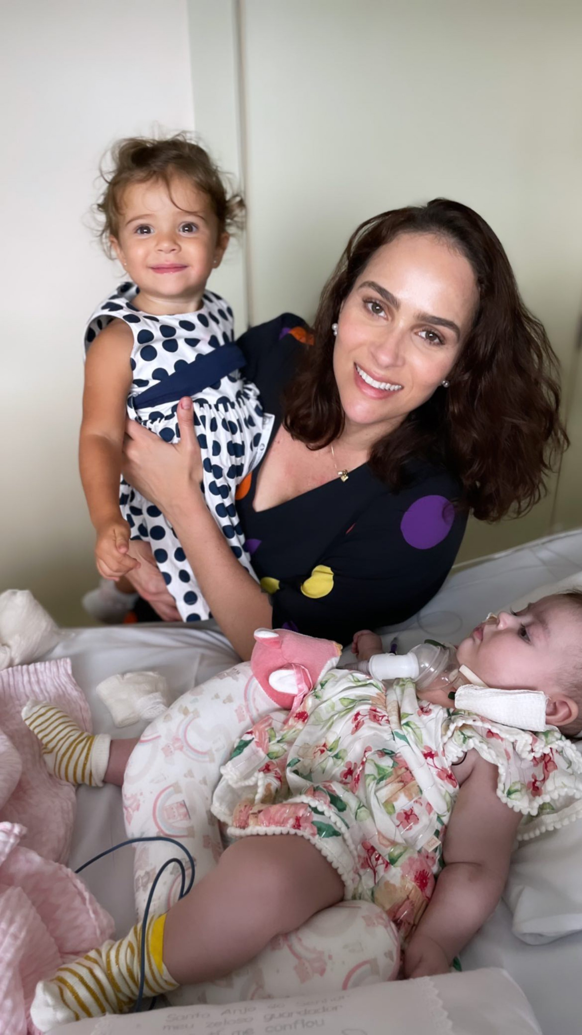 Letícia Cazarré mostrou o encontro dos filhos, Gaspar e Maria Madalena, com Maria Guilhermina, que está na UTI - Reprodução/Instagram