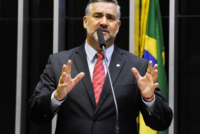 'Cabe às Forças Armadas responsabilidade sobre o que vier a acontecer', diz deputado Paulo Pimenta 