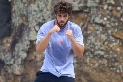 Tá pago! Chay Suede treina boxe ao ar livre em praia do Rio