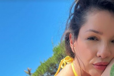 Juliette posa de biquíni e exibe o corpo escultural