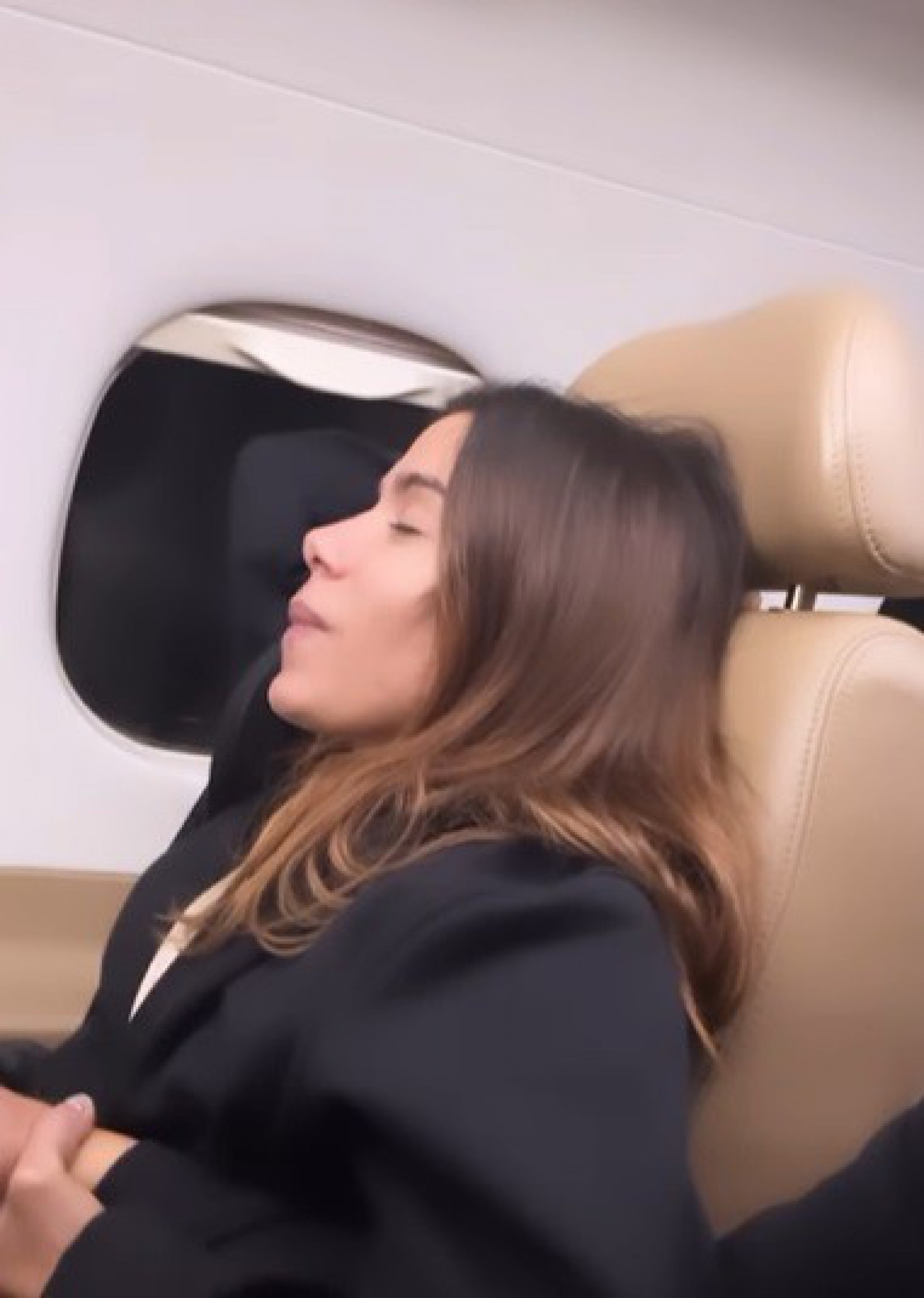 Anitta se assusta com turbulência em voo - Reprodução de vídeo