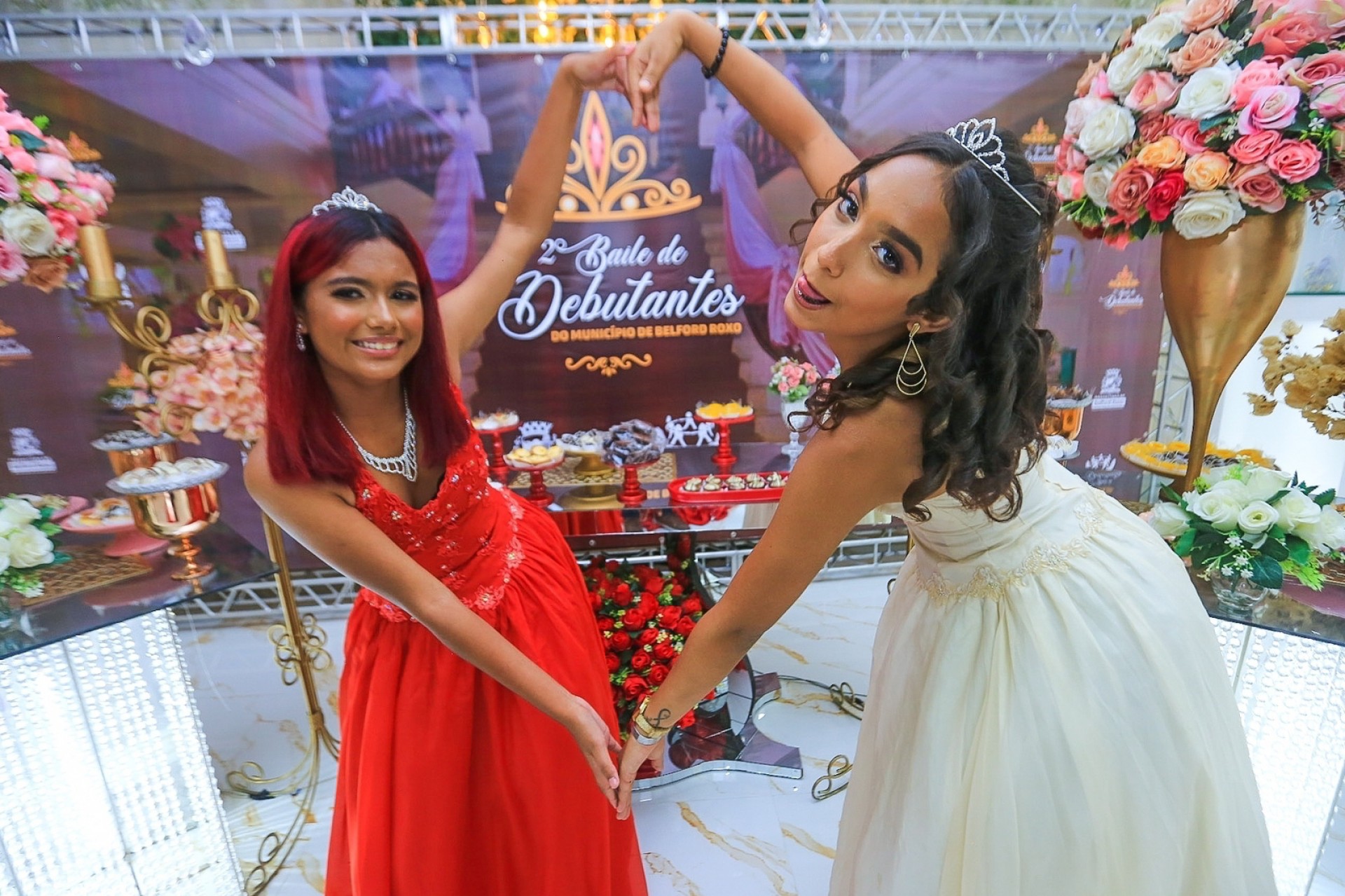 As amigas Raphaella e Vit&oacute;ria se emocionaram com a festa dos seus 15 anos - Rafael Barreto / PMBR