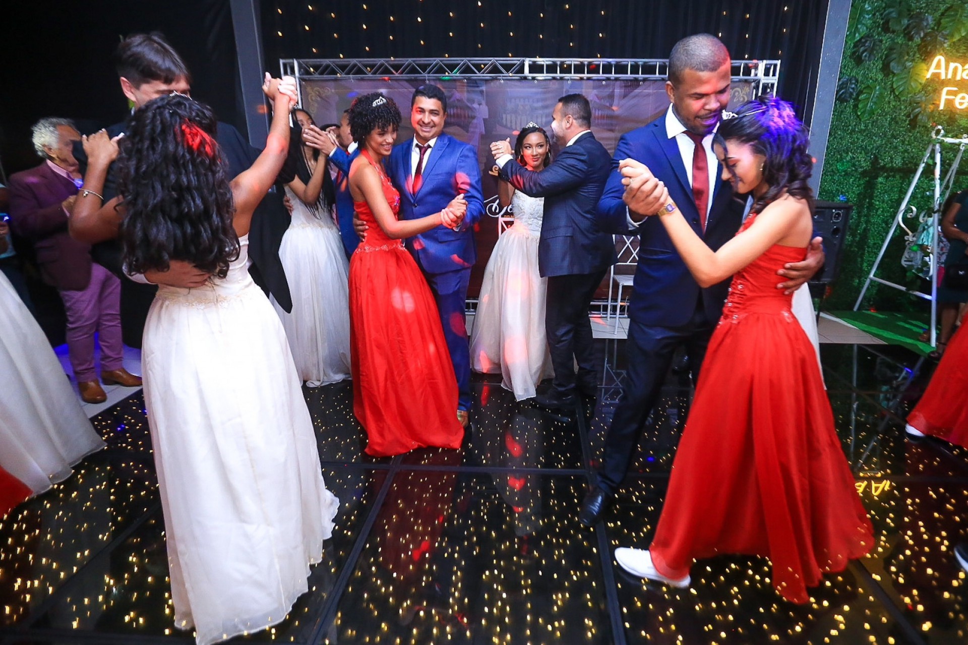 Durante o baile, as debutantes dançaram com os seus respectivos padrinhos - Rafael Barreto / PMBR