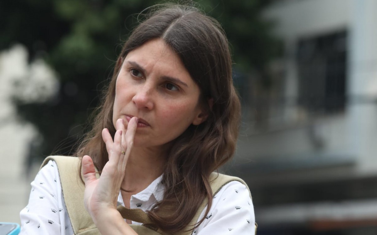 Patrícia Barbosa, psicóloga, utiliza o transporte público constantemente sem equipamento de ar condicionado - Pedro Ivo / Agência O Dia