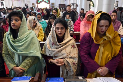 Justiça paquistanesa liberta estuprador que aceitou casar com a vítima