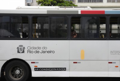 Idosa cai ao descer de ônibus no Leme