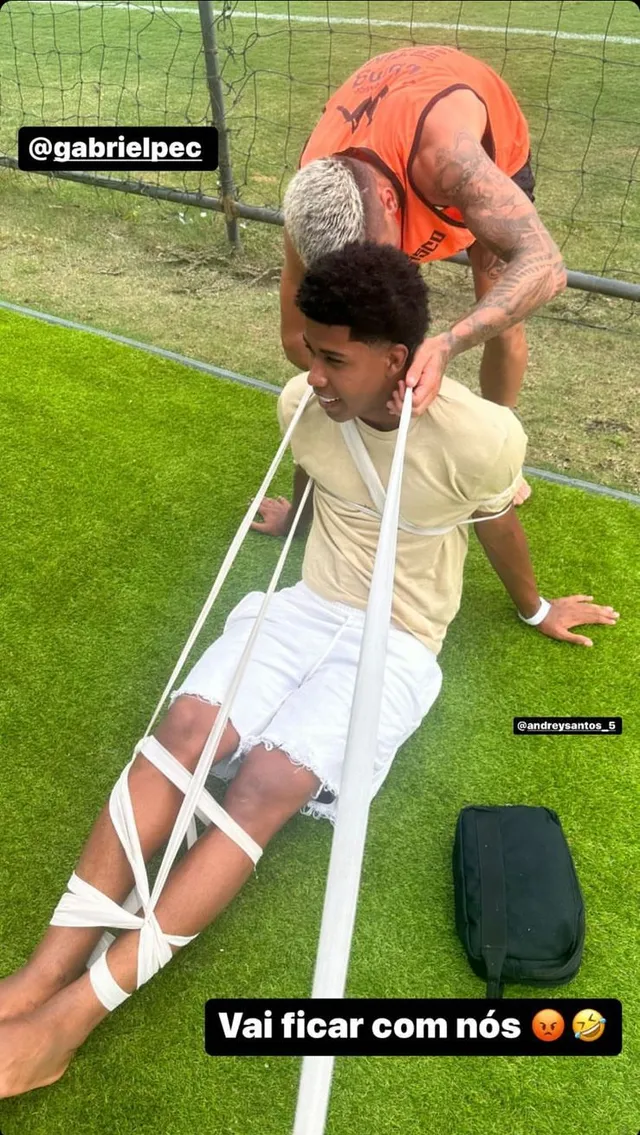 Andrey Santos vai ao treino do Vasco para se despedir e companheiros o amarram