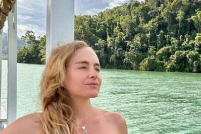 Angélica esbanja boa forma em clique de biquíni