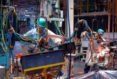 Após três meses de queda, confiança da indústria sobe em dezembro