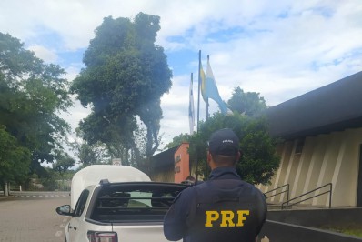 PRF recupera carro roubado na Dutra, em Resende