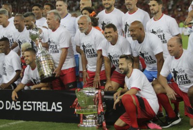 Homenagem a Pelé marca 18ª edição do Jogo das Estrelas organizado por Zico no Maracanã