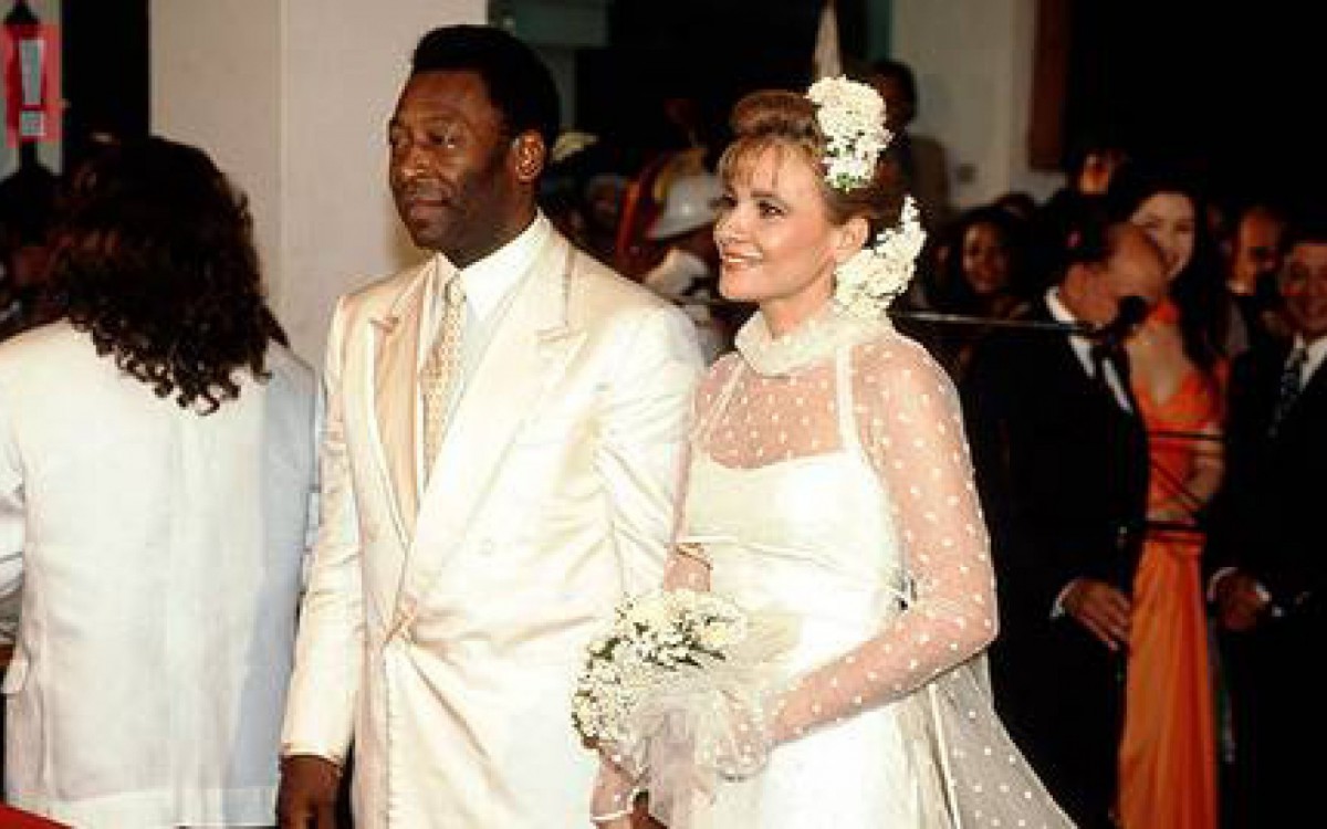 Pelé e a cantora Assiria Lemos Seixa foram casados de 1996 a 2008 - Reprodução da internet