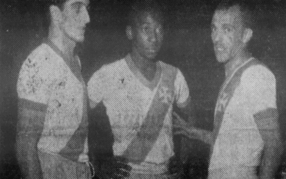 Pel&eacute; vestiu a camisa do Vasco em 1957