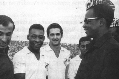 Atleta do século e sir no Reino Unido, Pelé já parou até mesmo guerra