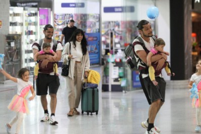 Bruno Gissoni e Yanna Lavigne se divertem com as filhas em aeroporto do Rio