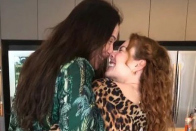 Grávida, Claudia Raia recebe carinho de Fernanda Souza
