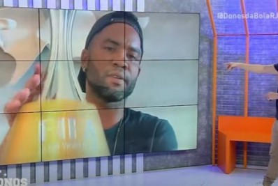 Com troféu de Mundial em mãos, Carlos Alberto provoca Arrascaeta: 'Não tem'