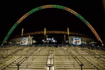 Wembley homenageia Pelé com as cores do Brasil: 'Iluminou e inspirou o mundo'