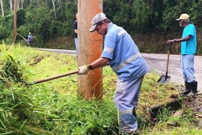 Subprefeitura de Lumiar e São Pedro da Serra faz limpeza nas estradas da região
