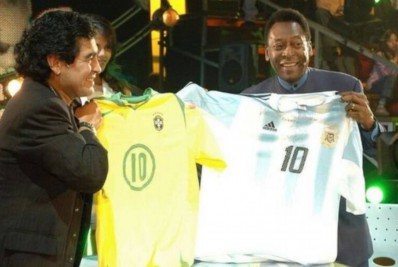 Torcedores relembram embaixadinhas de cabeça entre Pelé e Maradona; veja o vídeo