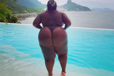 Jojo Todynho posa de biquíni fio dental e fãs reagem: 'Muita abundância'