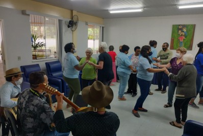 Asilos e Centros Dias de Volta Redonda recebem projeto Arena da Viola