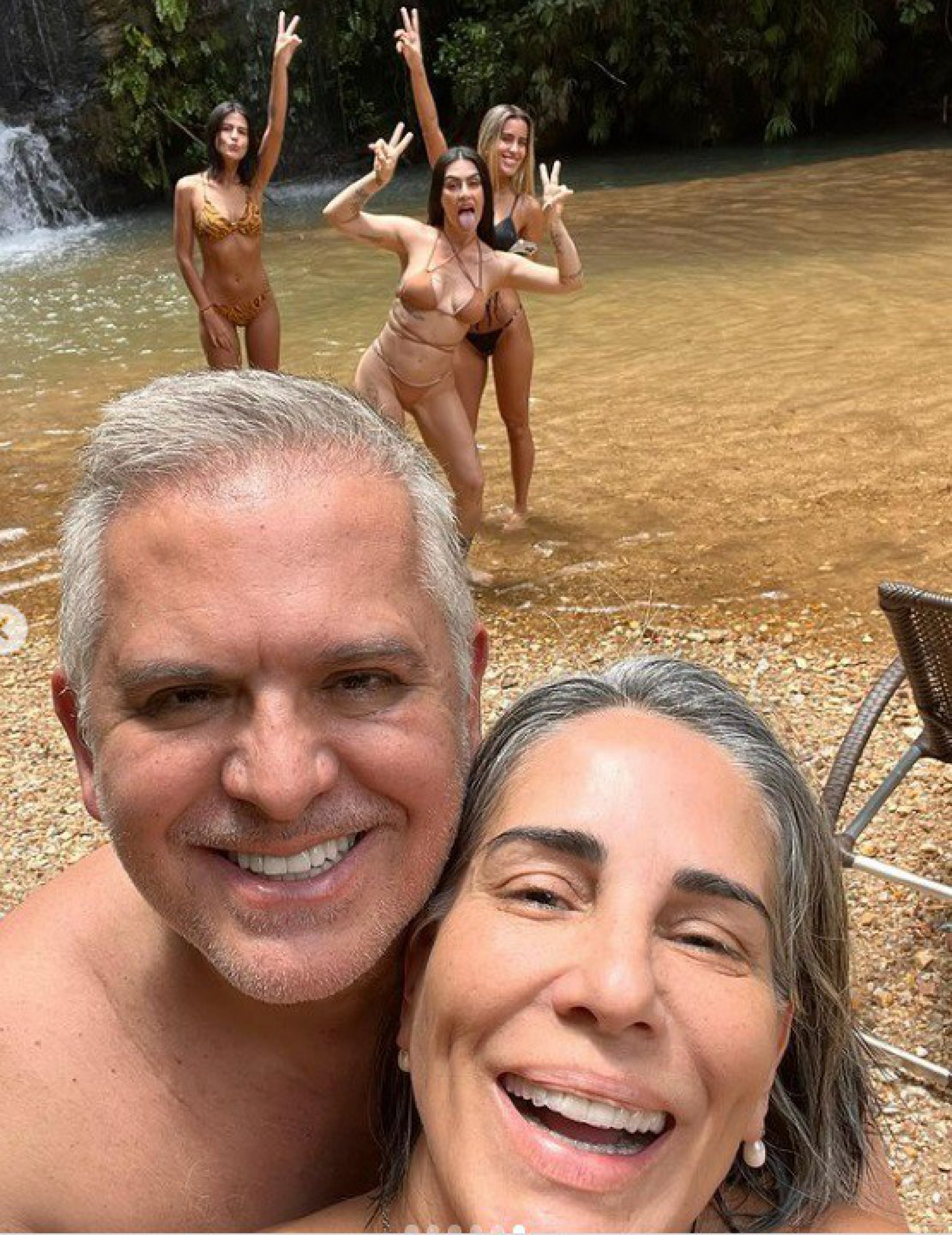 Gloria Pires, o marido e as filhas se divertem em cachoeira - Reprodução do Instagram