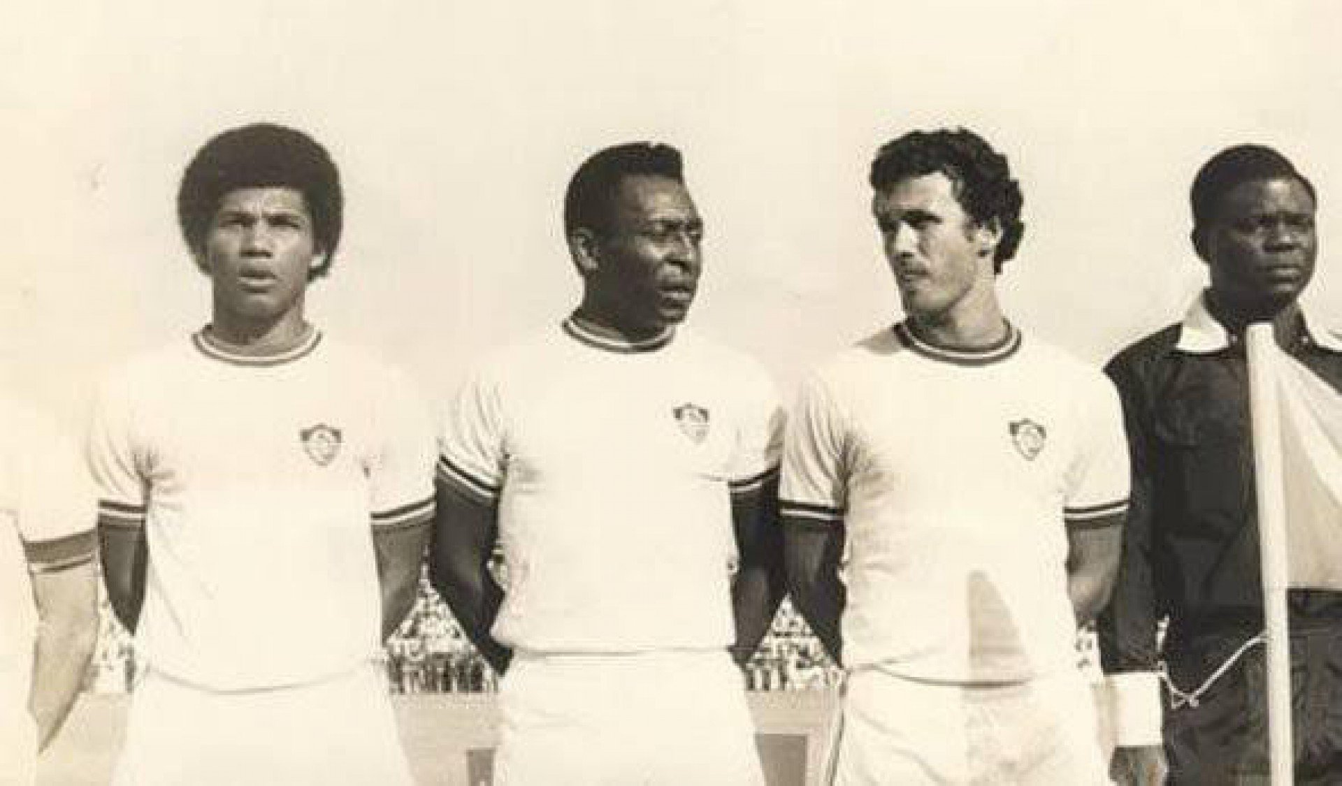 Pelé vestiu a camisa do Fluminense durante amistoso na Nigéria, em 1978 - Divulgação/Fluminense