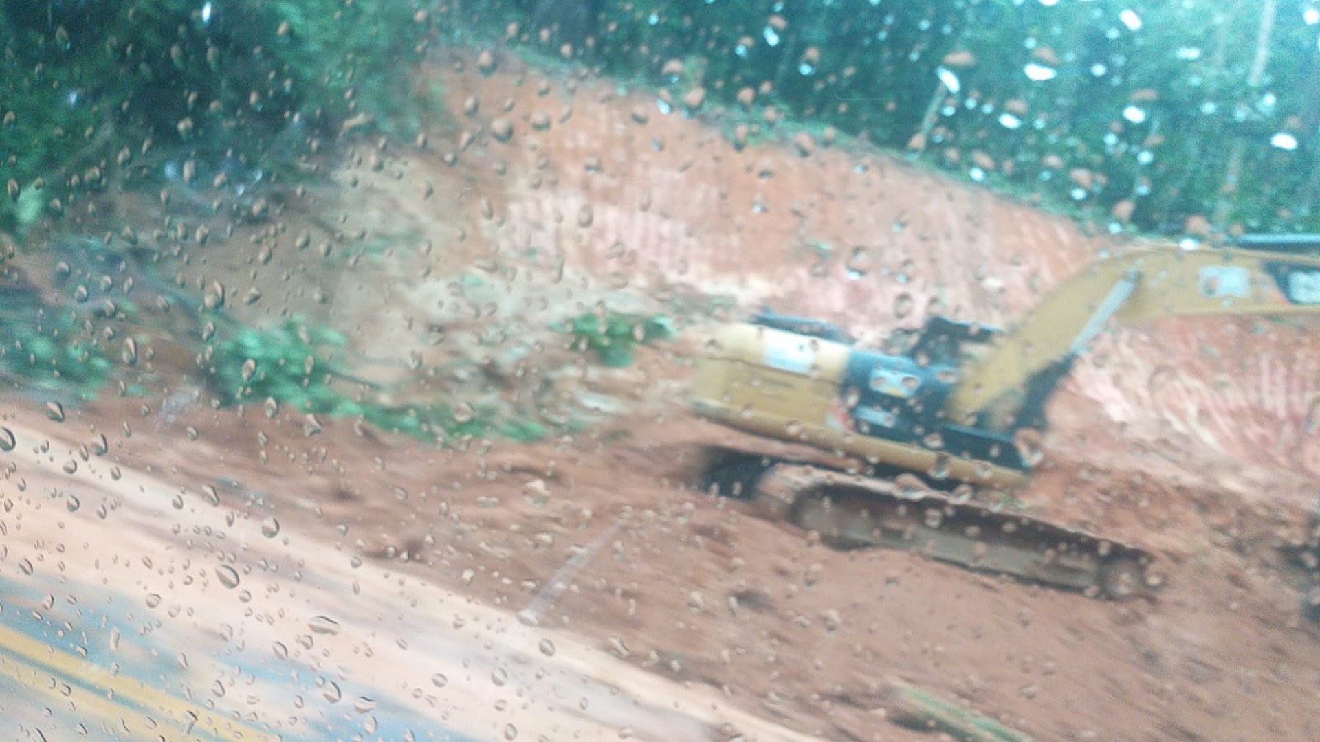 Hoje de manhã o trabalho de remoção de terra na altura do Camorim foi feito com chuva - Divulgação