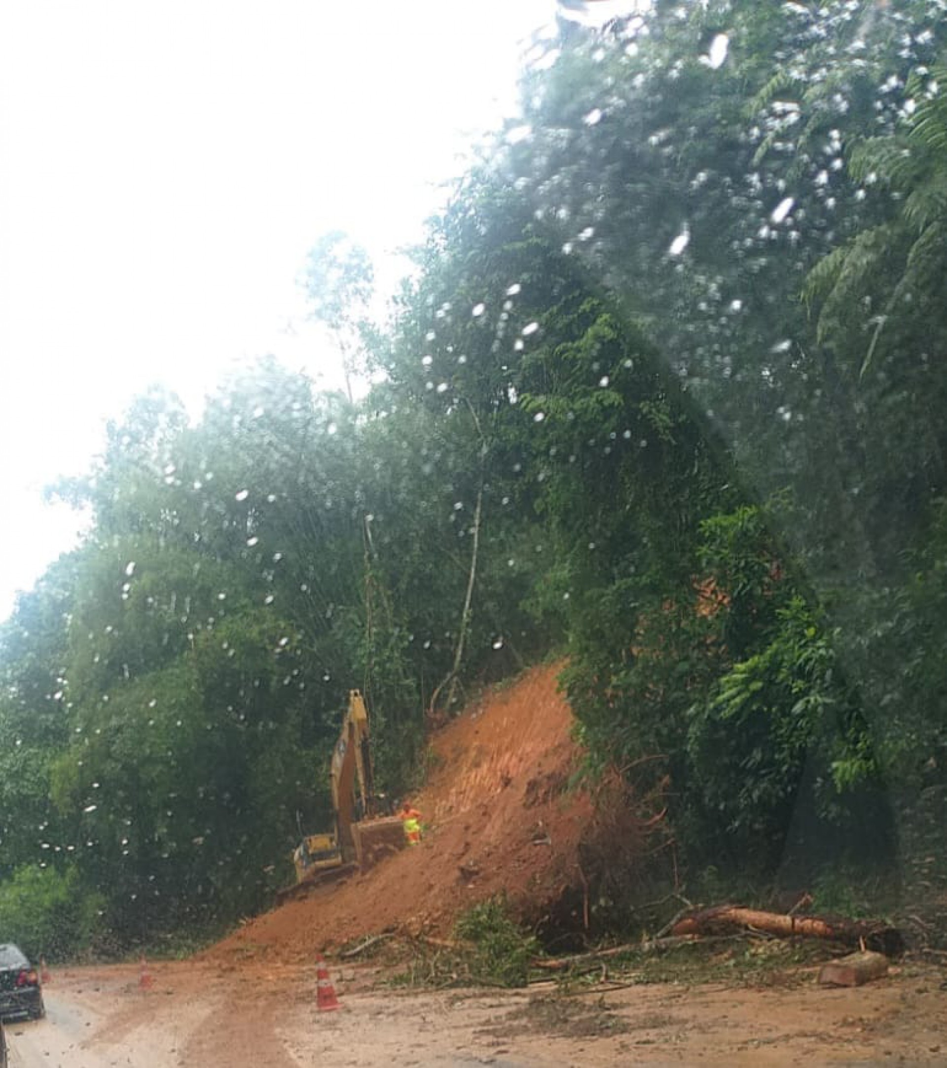 Remo&ccedil;&atilde;o de terra no trecho da Rio-Santos pr&oacute;ximo ao bairro Camorim