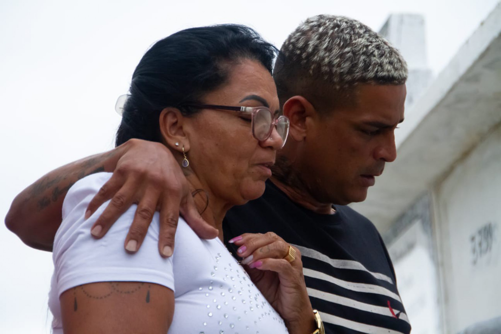 Familiares e amigos comparecem ao enterro do mec&acirc;nico Ant&ocirc;nio Carlos de Lima, de 57 anos, no Cemit&eacute;rio de Inha&uacute;ma. Na foto, Thiago Lima abra&ccedil;ado com a m&atilde;e Ros&aacute;rio, filho e mulher da v&iacute;tima - &Eacute;rica Martin/Ag&ecirc;ncia O Dia