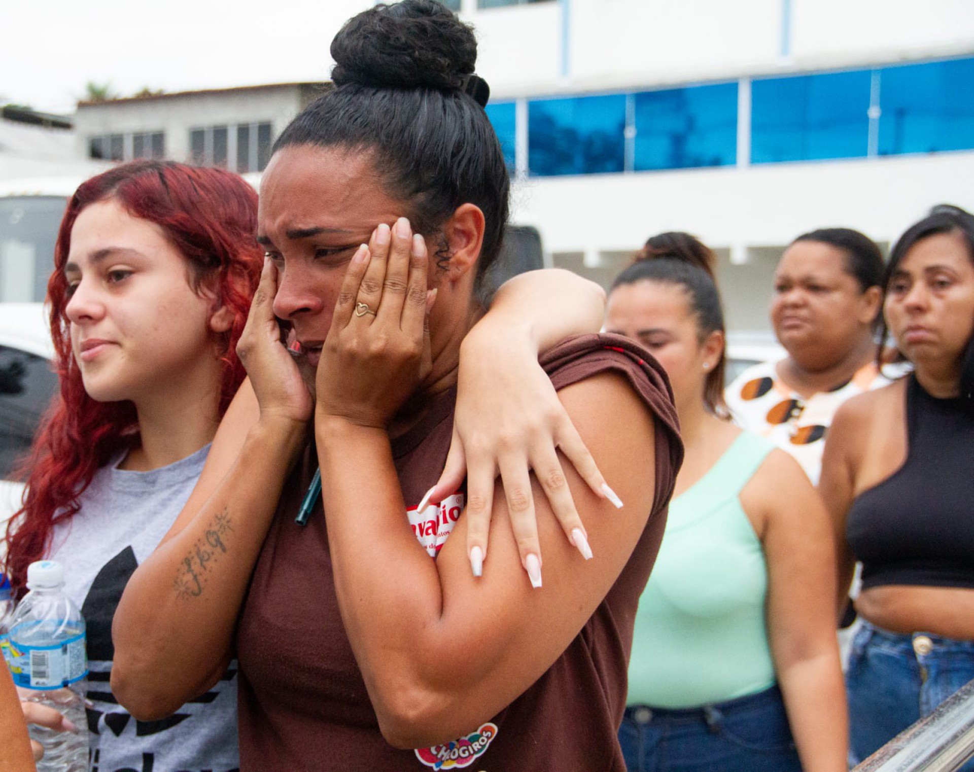 Familiares e amigos comparecem ao enterro do mecânico Antônio Carlos de Lima, de 57 anos, no Cemitério de Inhaúma - Érica Martin/Agência O Dia