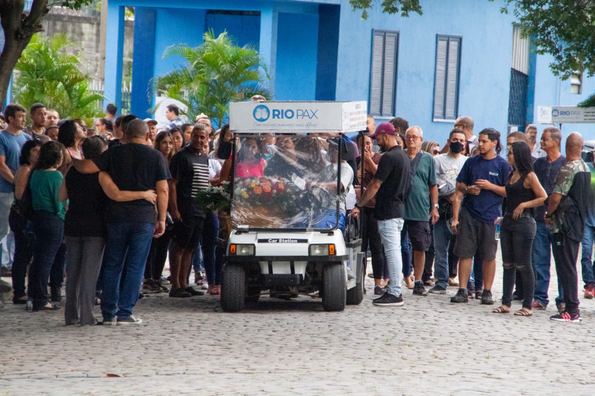 Familiares e amigos comparecem ao enterro do mecânico Antônio Carlos de Lima, de 57 anos, no Cemitério de Inhaúma - Érica Martin/Agência O Dia