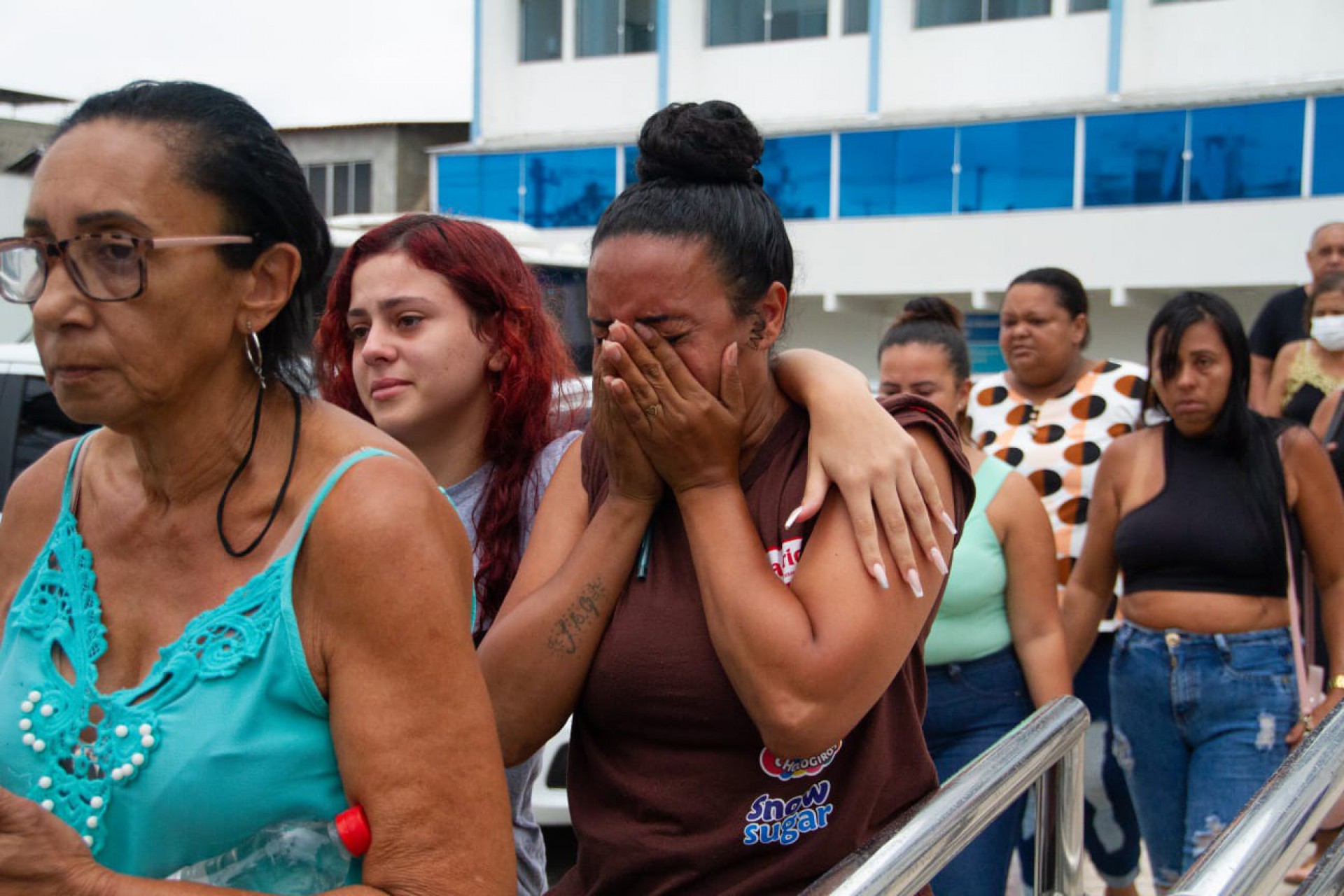 Familiares e amigos comparecem ao enterro do mecânico Antônio Carlos de Lima, de 57 anos, no Cemitério de Inhaúma - Érica Martin/Agência O Dia